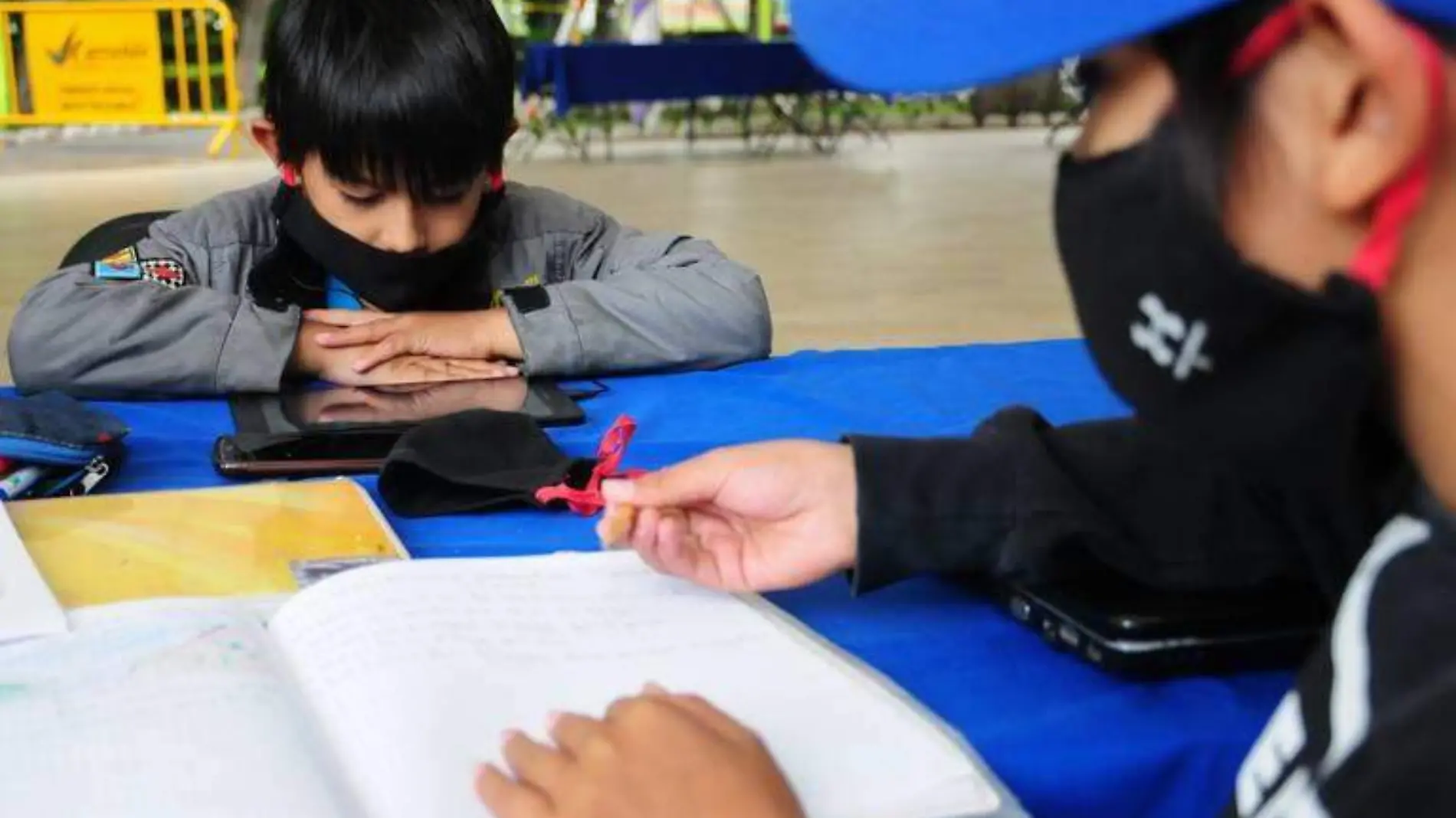 Niño estudiando